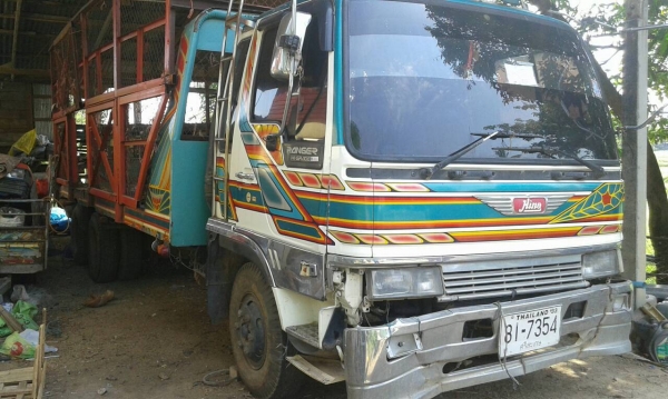 สิบล้อ 2 เพลา ยาง8.25 /16  เอกสาร ทะเบียนพร้อมโอน