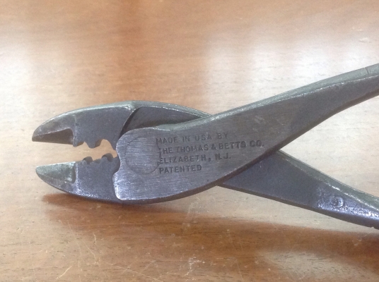 ขายคีมย้ำสายโบราณ Antique 2 in 1 สวยๆ (ย้ำหัวสาย และคีมตัด) By The Thomas & Betts Co.Elizabeth, N.J. ขายคีมย้ำสายโบราณ Antique 2 in 1 สวยๆ (ย้ำหัวสาย และคีมตัด) By The Thomas & Betts Co.Elizabeth, N.J.