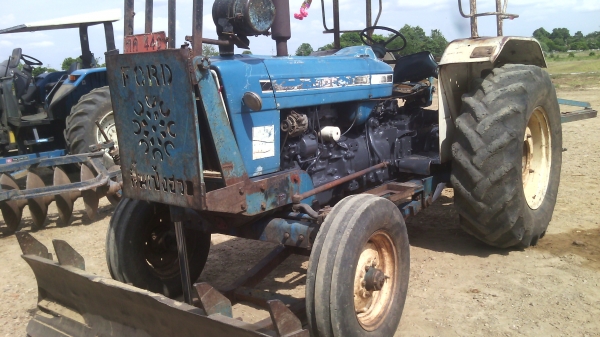 ต้องการขายรถไถFORD   รุ่น6600เสื้อลายมีทะเบียนรถพร้อมใช้งานสนใจ0810076640