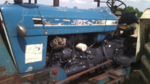 ต้องการขายรถไถFORD   รุ่น6600เสื้อลายมีทะเบียนรถพร้อมใช้งานสนใจ0810076640