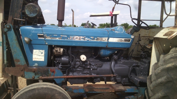 ต้องการขายรถไถFORD   รุ่น6600เสื้อลายมีทะเบียนรถพร้อมใช้งานสนใจ0810076640