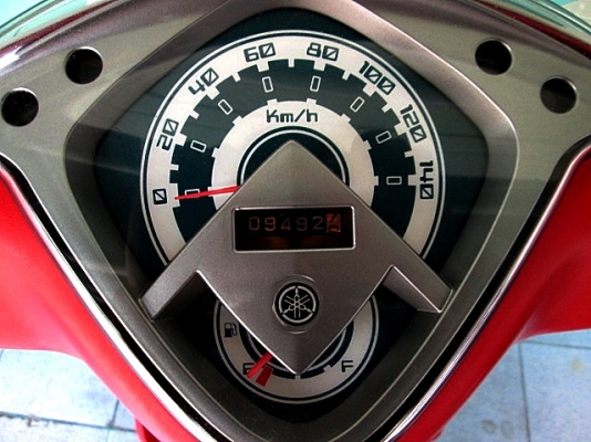 mio z  สีขาวแดง สีขายดี รถเดือน พฤศจิกายน ปี 2554 ไมล์ 9 พันโล เปลี่ยนยางให้ใหม่หน้าหลัง แถม 3 รายการ