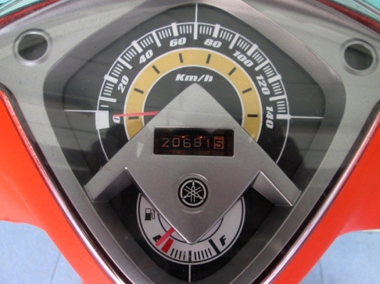 mio z 115 cc. สีส้มขาว สีขายดี รถเดือน มีนาคม ปี 2553 ไมล์ 2 หมื่นโล โปรโมชั่น แถม 3 รายการ 17900