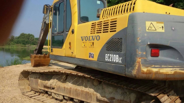 ขายรถแบคโฮ VOLVO EC210B LC เอกสารเล่มทะเบียน 4000 ขม.ราคา 1450000