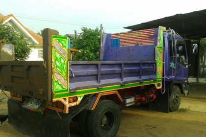 **820,000 บ.ต่อรอง/// 6ล้อดั้มดิน DECA-195 ** ขาย ISUZU DECA-195 6ล้อดั้มดิน สวยๆ ISUZU DECA FRR33H4 6HE1-195HP เครื่องดีแรงดี แห้งดี ไม่เยิ้ม เกียร์ดี ไม่มีหลุดครับ ช่วงล่างใหญ่ Fหน้า-หลัง คัสซีสวย ไม่ปะไม่ดาม กระบะดั้มเหล็ก5ตัน3.60ม.ยิงหน้า "อู่ สง