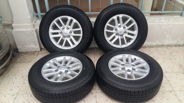 ขายล้อแม็กพร้อมยางป้ายแดง fortuner/vigo 17" พร้อมยางปี15 สนใจติดต่อเล็กคลองสามครับ 081-3747940
