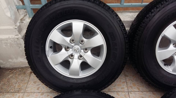ขายล้อแม็กพร้อมยางป้ายแดง fortuner/vigo 16"พร้อมยางปี15  สนใจติดต่อเล็กคลองสามครับ 081-3747940