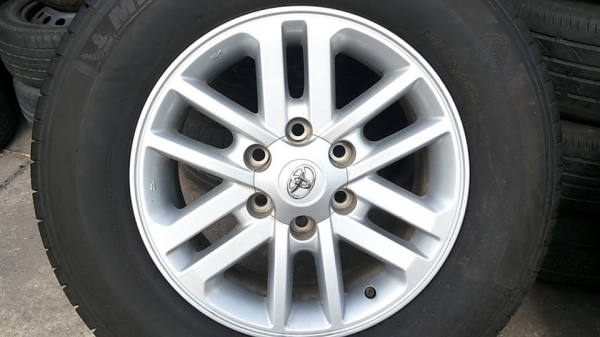 ล้อแม็กซ์ ฟอร์จูนเนอร์ ขอบ17 ยาง michelin 265 65 17 ปี2013 ดอกหนา รถใช้น้อย