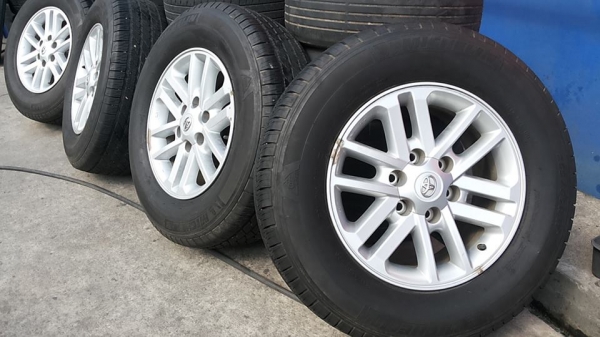 ล้อแม็กซ์ ฟอร์จูนเนอร์ ขอบ17 ยาง michelin 265 65 17 ปี2013 ดอกหนา รถใช้น้อย ล้อแม็กซ์ ฟอร์จูนเนอร์ ขอบ17 ยาง michelin 265 65 17 ปี2013 ดอกหนา รถใช้น้อย