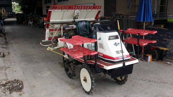 รถปลูกข้าวนั่งขับ YANMAR  RR40  (1) ดำนา 4 แถว  พร้อมกล่องหยอดปุ๋ยน้ำด้านท้าย  เก่าญี่ปุ่น สภาพสวย เครื่องยนต์ติดง่าย สภาพพร้อมใช้งาน