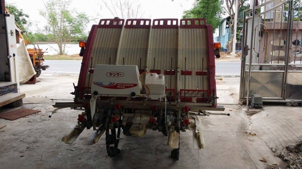 รถปลูกข้าวนั่งขับ YANMAR  RR40  (1) ดำนา 4 แถว  พร้อมกล่องหยอดปุ๋ยน้ำด้านท้าย  เก่าญี่ปุ่น สภาพสวย เครื่องยนต์ติดง่าย สภาพพร้อมใช้งาน