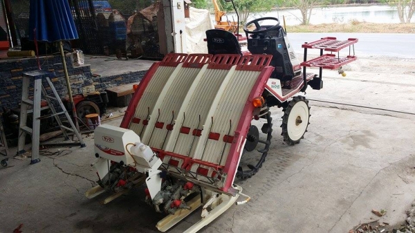 รถปลูกข้าวนั่งขับ YANMAR  RR40  (1) ดำนา 4 แถว  พร้อมกล่องหยอดปุ๋ยน้ำด้านท้าย  เก่าญี่ปุ่น สภาพสวย เครื่องยนต์ติดง่าย สภาพพร้อมใช้งาน