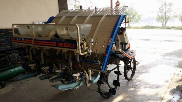 รถปลูกข้าวนั่งขับ ISEKI   รุ่น PA500D  เก่าญี่ปุ่น พร้อมกล่องหยอดปุ๋ยด้านท้าย ดำนา 5 แถว สภาพสวย เครื่องยนต์ติดง่าย สภาพสวยพร้อมใช้งาน