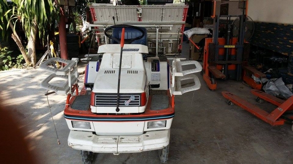 รถปลูกข้าวนั่งขับ KUBOTA รุ่น S1-400R เก่าญี่ปุ่น พร้อมกล่องหยอดปุ๋ยด้านท้าย ดำนา 4 แถว สภาพสวย เครื่องยนต์ติดง่าย สภาพพร้อมใช้งาน