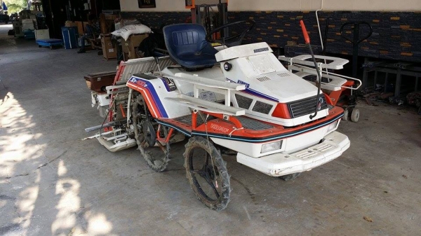 รถปลูกข้าวนั่งขับ KUBOTA รุ่น S1-400R เก่าญี่ปุ่น พร้อมกล่องหยอดปุ๋ยด้านท้าย ดำนา 4 แถว สภาพสวย เครื่องยนต์ติดง่าย สภาพพร้อมใช้งาน