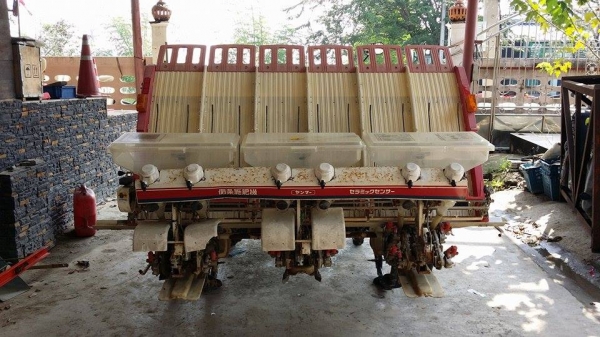 รถปลูกข้าวนั่งขับ YANMAR   RR650  ดำนา 6 แถว  พร้อมกล่องหยอดปุ๋ยด้านท้าย  เก่าญี่ปุ่น สภาพสวย เครื่องยนต์ติดง่าย สภาพพร้อมใช้งาน