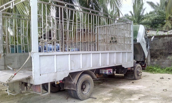 รถฮีโน่ 6 ล้อ รั้ว FC4J  145 แรงม้า. ปี 40  สนใจติดต่อ  081 - 60799515