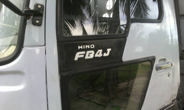 รถฮีโน่ 6 ล้อ รั้ว FC4J  145 แรงม้า. ปี 40  สนใจติดต่อ  081 - 60799515