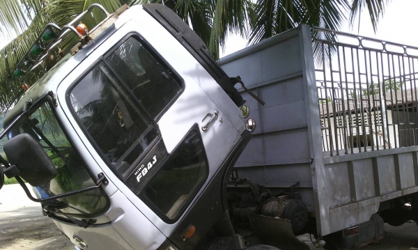 รถฮีโน่ 6 ล้อ รั้ว FC4J  145 แรงม้า. ปี 40  สนใจติดต่อ  081 - 60799515