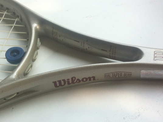 ไม้ เทนนิส Wilson รุ่น DUAL TAPER BEAM  ผลิตจากวัสดุคอมโพสิต อย่างดีคุณภาพสูงจากญี่ปุ่น น้ำหนักเบา สภาพสวยเก่าเก็บ
