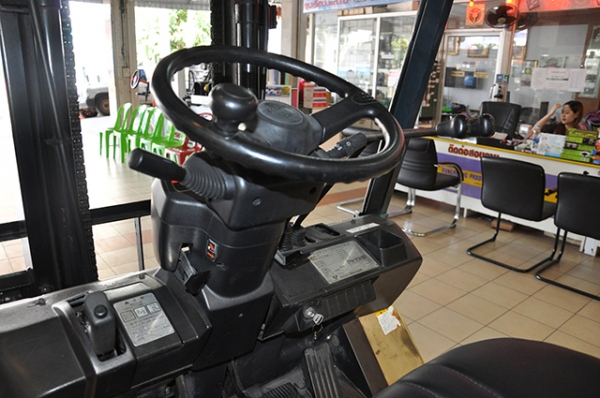 ขายรถโฟล์คลิฟท์มือสอง toyota รุ่น 7FGK25 ราคา 265,000 บาท ใช้งานเพียง 114 ชั่วโมง นำเข้าจากประเทศญี่ปุ่น 100\% ไม่เคยใช้งานในไทย