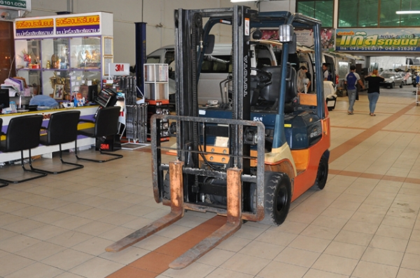 ขายรถโฟล์คลิฟท์มือสอง toyota รุ่น 7FGK25 ราคา 265,000 บาท ใช้งานเพียง 114 ชั่วโมง นำเข้าจากประเทศญี่ปุ่น 100\% ไม่เคยใช้งานในไทย