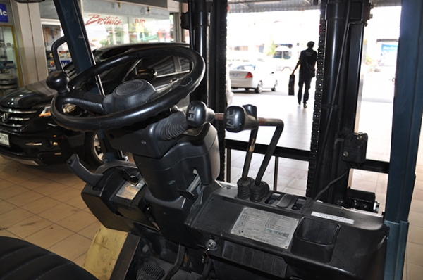 ขายรถโฟล์คลิฟท์มือสอง toyota รุ่น 7FGK25 ราคา 265,000 บาท ใช้งานเพียง 114 ชั่วโมง นำเข้าจากประเทศญี่ปุ่น 100\% ไม่เคยใช้งานในไทย