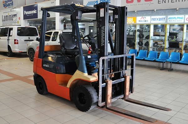 ขายรถโฟล์คลิฟท์มือสอง toyota รุ่น 7FGK25 ราคา 265,000 บาท ใช้งานเพียง 114 ชั่วโมง นำเข้าจากประเทศญี่ปุ่น 100\% ไม่เคยใช้งานในไทย