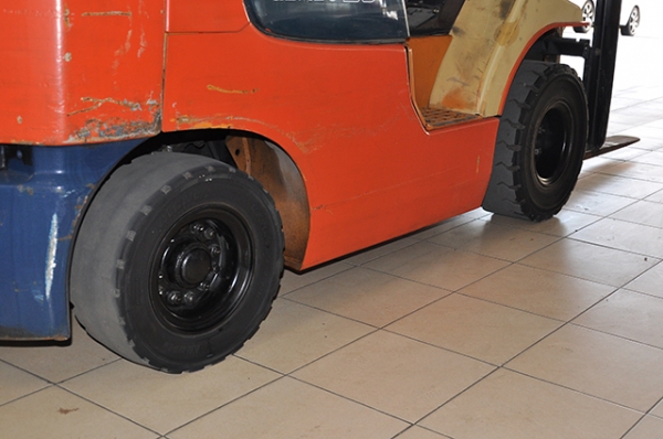 ขายรถโฟล์คลิฟท์มือสอง toyota รุ่น 7FGK25 ราคา 265,000 บาท ใช้งานเพียง 114 ชั่วโมง นำเข้าจากประเทศญี่ปุ่น 100\% ไม่เคยใช้งานในไทย