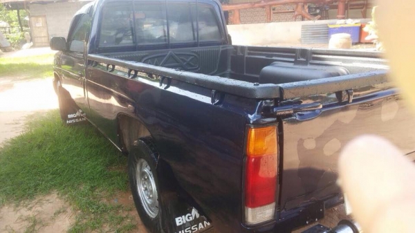 ขายครับ  นิสสันฝาแดงปี37 หัวเดี่ยว2500 หน้าโง  สวยยๆๆๆรถพร้อมใช้งาน หน้าตาเดิมบาง  สาดสีมาสวยๆๆ  แอร์เย็ยภายในสวย