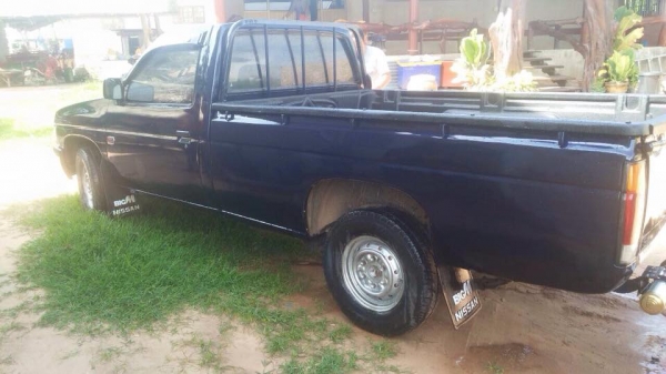 ขายครับ  นิสสันฝาแดงปี37 หัวเดี่ยว2500 หน้าโง  สวยยๆๆๆรถพร้อมใช้งาน หน้าตาเดิมบาง  สาดสีมาสวยๆๆ  แอร์เย็ยภายในสวย