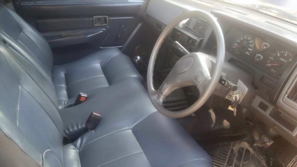 ขายครับ  นิสสันฝาแดงปี37 หัวเดี่ยว2500 หน้าโง  สวยยๆๆๆรถพร้อมใช้งาน หน้าตาเดิมบาง  สาดสีมาสวยๆๆ  แอร์เย็ยภายในสวย