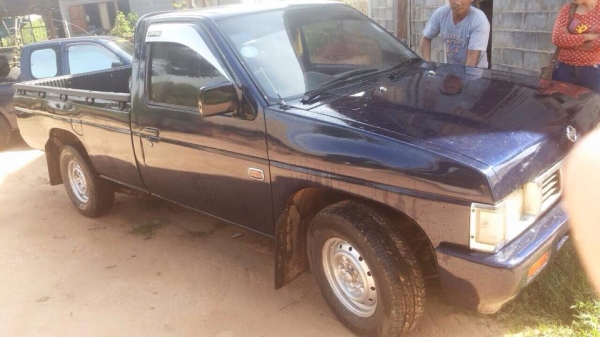 ขายครับ  นิสสันฝาแดงปี37 หัวเดี่ยว2500 หน้าโง  สวยยๆๆๆรถพร้อมใช้งาน หน้าตาเดิมบาง  สาดสีมาสวยๆๆ  แอร์เย็ยภายในสวย