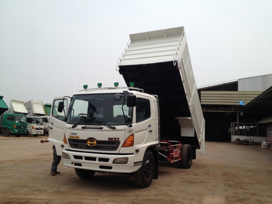 สุดคุุ้มรถห้างปี 50  HINO MEGA เครื่อง JO8C 220 แรงม้าระบบน้ำมัน กระบะดั้มพ์เกษตร ยาว 5.30 เมตร กว้าง 2.45 เมตร สูง 1.70 เมตร ดั้มพ์ 6 ตัน ยาง 900/20 นิ้ว พร้อมเล่มทะเบียน พร้อมใช้ เหมื่อนใหม่ ป้ายแดง สวยๆ สนใจรีบเลยนะคะ