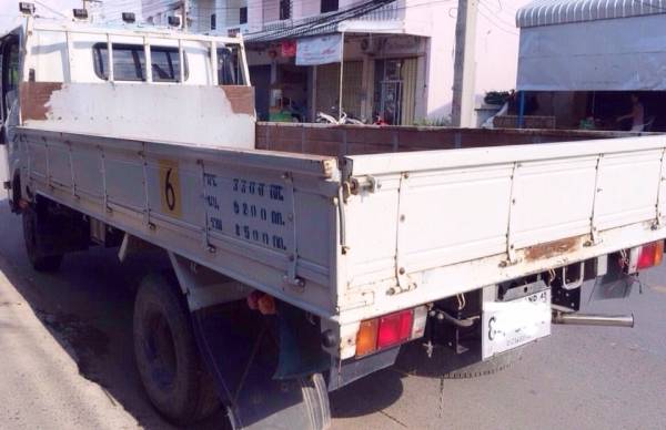 ISUZU NPR 150 HP 4HK1 EURO3 ปี 53 รถบรรทุกหกล้อ กระบะเหล็กคาร์โก้ความยาว 4.50 เมตรสภาพสวยพร้อมบรรทุกได้เลย เครื่องแน่นแรงดีไม่มีเยิ้ม หัวเก๋งสีสันบางเดิมภายในเก๋งคอนโซลสวยครบ แอร์เย็น พวงมาลัยเพาเวอร์ ช่วงล่างแน่นหนึบ ยางสภาพดี 6 เส้นประมาณ 75\% พร้อมใช้งา