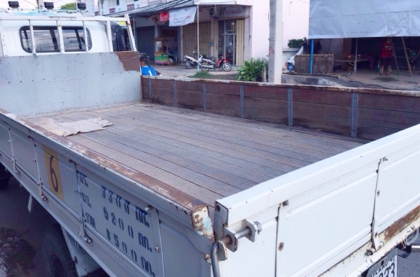 ISUZU NPR 150 HP 4HK1 EURO3 ปี 53 รถบรรทุกหกล้อ กระบะเหล็กคาร์โก้ความยาว 4.50 เมตรสภาพสวยพร้อมบรรทุกได้เลย เครื่องแน่นแรงดีไม่มีเยิ้ม หัวเก๋งสีสันบางเดิมภายในเก๋งคอนโซลสวยครบ แอร์เย็น พวงมาลัยเพาเวอร์ ช่วงล่างแน่นหนึบ ยางสภาพดี 6 เส้นประมาณ 75\% พร้อมใช้งา