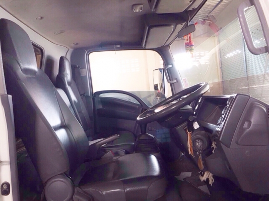 ISUZU NPR 150 HP 4HK1 EURO3 ปี 53 รถบรรทุกหกล้อ กระบะเหล็กคาร์โก้ความยาว 4.50 เมตรสภาพสวยพร้อมบรรทุกได้เลย เครื่องแน่นแรงดีไม่มีเยิ้ม หัวเก๋งสีสันบางเดิมภายในเก๋งคอนโซลสวยครบ แอร์เย็น พวงมาลัยเพาเวอร์ ช่วงล่างแน่นหนึบ ยางสภาพดี 6 เส้นประมาณ 75\% พร้อมใช้งา