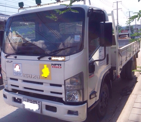 ISUZU NPR 150 HP 4HK1 EURO3 ปี 53 รถบรรทุกหกล้อ กระบะเหล็กคาร์โก้ความยาว 4.50 เมตรสภาพสวยพร้อมบรรทุกได้เลย เครื่องแน่นแรงดีไม่มีเยิ้ม หัวเก๋งสีสันบางเดิมภายในเก๋งคอนโซลสวยครบ แอร์เย็น พวงมาลัยเพาเวอร์ ช่วงล่างแน่นหนึบ ยางสภาพดี 6 เส้นประมาณ 75\% พร้อมใช้งา