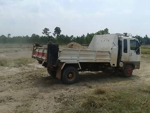 **680,000 บ.ต่อรอง/// 6ล้อดั้มดิน HINO สิงไฮเทค 195 ** ขาย HINO-195 6ล้อดั้มดิน5คิว ประกอบ HINO FD HO7D-195HP สิงไฮเทค ประกอบ เครื่องเดิม เกียร์เดิม เครื่องดี แน่นดี แรง เกียร์ดี เข้าง่าย ไม่หลุดครับ ช่วงล่างใหญ่ Fหน้า-หลัง คัสซีดี เดิม ไม่ปะไม่ดาม ยังสวย