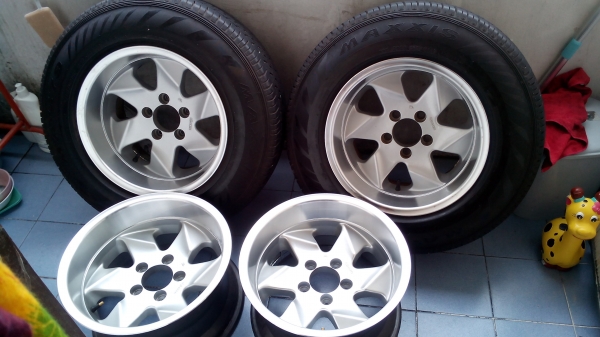 ขายแม็กซ์เรโทร 15 นิ้ว 4วง กว้าง 8.5  5/114 ออฟ -20 แถมยางใหม่ๆสองเส้น