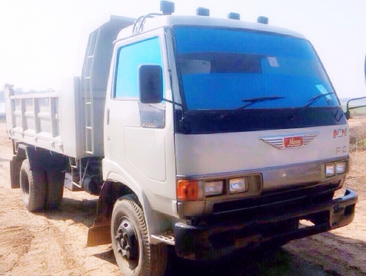 HINO FC 120 HP WO4D ปี 39 หกล้อดั๊มพ์ ซุปเปอร์เสี่ย กระบะดั๊มพ์เหล็ก 4 ตันความยาว 3.60 เมตรสภาพดีพร้อมบรรทุกหนักได้เลย เครื่องยนต์แรงดีไม่มีเยิ้ม ภายในเก๋งคอนโซลครบพร้อม แอร์เย็น พวงมาลัยธรรมดา กระจกไฟฟ้า ช่วงล่างใหญ่คัชซีสวยไม่มีบวม ติด F หน้าหลัง ยาง 8.