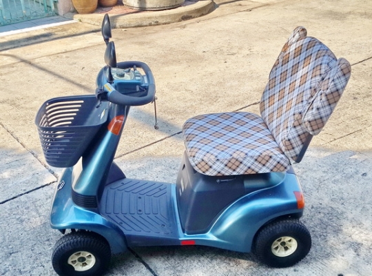 รถไฟฟ้า 4 ล้อ Suzuki สำหรับคนแก่หรือคนพิการ เพิ่งมาจากญี่ปุ่น