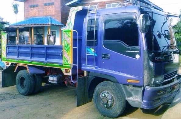 ISUZU DECA 195 HP 6HE1 หกล้อดั๊มพ์ กระบะดั๊มพ์เหล็ก 5 ตันความยาว 3.60 เมตรสภาพดีสวยพร้อมบรรทุกหนักได้เลย เครื่องยนต์แรงดีสุดๆครับ ภายในเก๋งคอนโซลสวยครบ แอร์เย็น พวงมาลัยเพาเวอร์ ระบบเบรคทริ๊ปฟี้ครบครัน ช่วงล่างใหญ่แน่นหนึบ คัชซีไม่มีแตกไม่มีบวม ยาง 8.25 ข