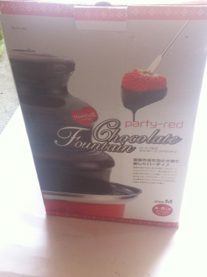 เครื่องอุ่นและหมุนปํ้มช็อกโกแลตไหลตกลงมาเป็นชั้นๆอย่างสวย