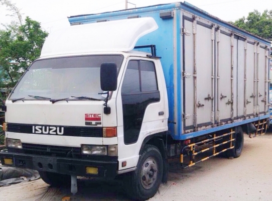 ISUZU NPR 125 HP 4BG1 รถบรรทุกหกล้อตู้แห้ง 10 บาน ความยาว 5.10 เมตรสภาพดีมากครับพร้อมบรรทุกพร้อมใช้งานได้เลย เครื่องแรงดีไม่มีเยิ้ม หัวเก๋งยกได้ภายในเก๋งคอนโซลสวยครบ พวงมาลัยเพาเวอร์ กระจกไฟฟ้า เกียร์สั้น ช่วงล่างคัชซีไม่มีแตกบวม ยาง 7.50 ขอบ 16 สภาพดี 70