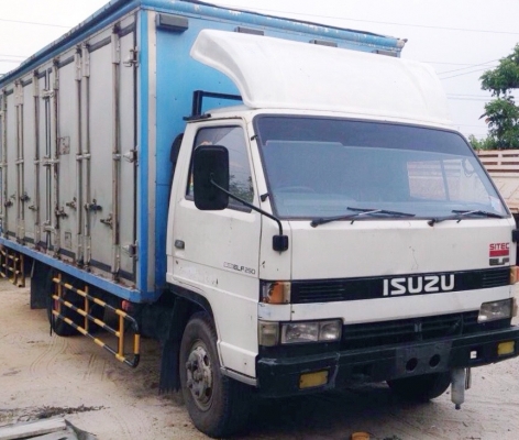 ISUZU NPR 125 HP 4BG1 รถบรรทุกหกล้อตู้แห้ง 10 บาน ความยาว 5.10 เมตรสภาพดีมากครับพร้อมบรรทุกพร้อมใช้งานได้เลย เครื่องแรงดีไม่มีเยิ้ม หัวเก๋งยกได้ภายในเก๋งคอนโซลสวยครบ พวงมาลัยเพาเวอร์ กระจกไฟฟ้า เกียร์สั้น ช่วงล่างคัชซีไม่มีแตกบวม ยาง 7.50 ขอบ 16 สภาพดี 70