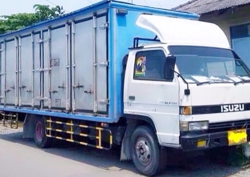ISUZU NPR 125 HP 4BG1 รถบรรทุกหกล้อตู้แห้ง 10 บาน ความยาว 5.10 เมตรสภาพดีมากครับพร้อมบรรทุกพร้อมใช้งานได้เลย เครื่องแรงดีไม่มีเยิ้ม หัวเก๋งยกได้ภายในเก๋งคอนโซลสวยครบ พวงมาลัยเพาเวอร์ กระจกไฟฟ้า เกียร์สั้น ช่วงล่างคัชซีไม่มีแตกบวม ยาง 7.50 ขอบ 16 สภาพดี 70