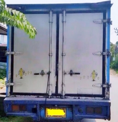 ISUZU NPR 125 HP 4BG1 รถบรรทุกหกล้อตู้แห้ง 10 บาน ความยาว 5.10 เมตรสภาพดีมากครับพร้อมบรรทุกพร้อมใช้งานได้เลย เครื่องแรงดีไม่มีเยิ้ม หัวเก๋งยกได้ภายในเก๋งคอนโซลสวยครบ พวงมาลัยเพาเวอร์ กระจกไฟฟ้า เกียร์สั้น ช่วงล่างคัชซีไม่มีแตกบวม ยาง 7.50 ขอบ 16 สภาพดี 70