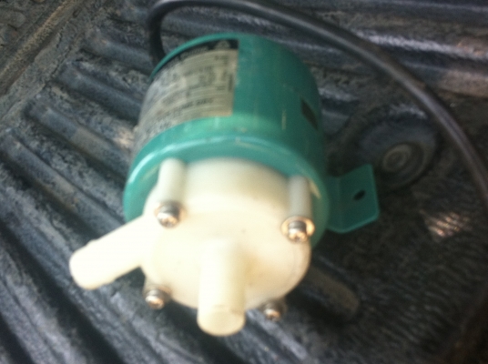 ปั๊มแม่เหล็ก ยี่ห้อ Iwaki Magnet Pump ขนาดเล็ก ได้ปริมาณน้ำ 8 - 9 ลิตร์ต่อนาที