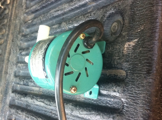 ปั๊มแม่เหล็ก ยี่ห้อ Iwaki Magnet Pump ขนาดเล็ก ได้ปริมาณน้ำ 8 - 9 ลิตร์ต่อนาที